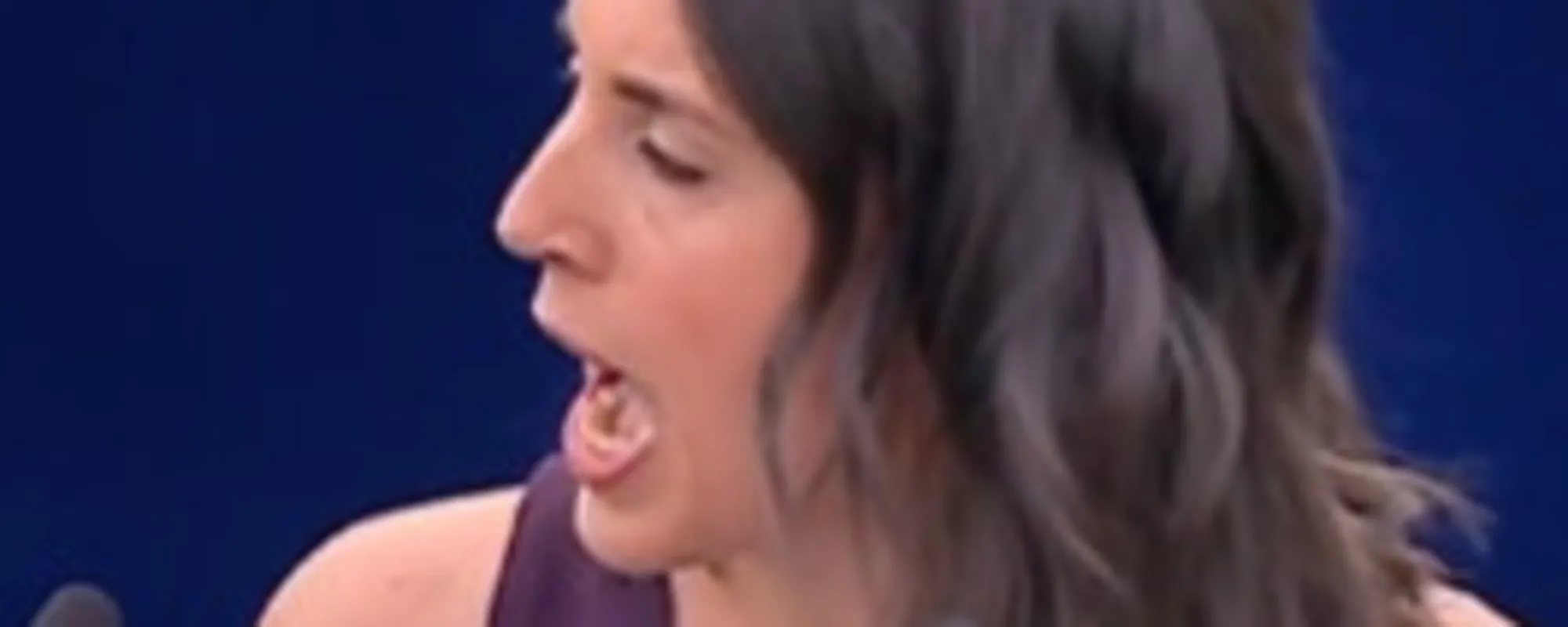 La pagliacciata della deputata rossa: cosa canta in aula, il video