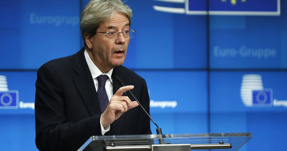 Gentiloni senza vergogna: in silenzio con Draghi, ora minaccia l'Italia