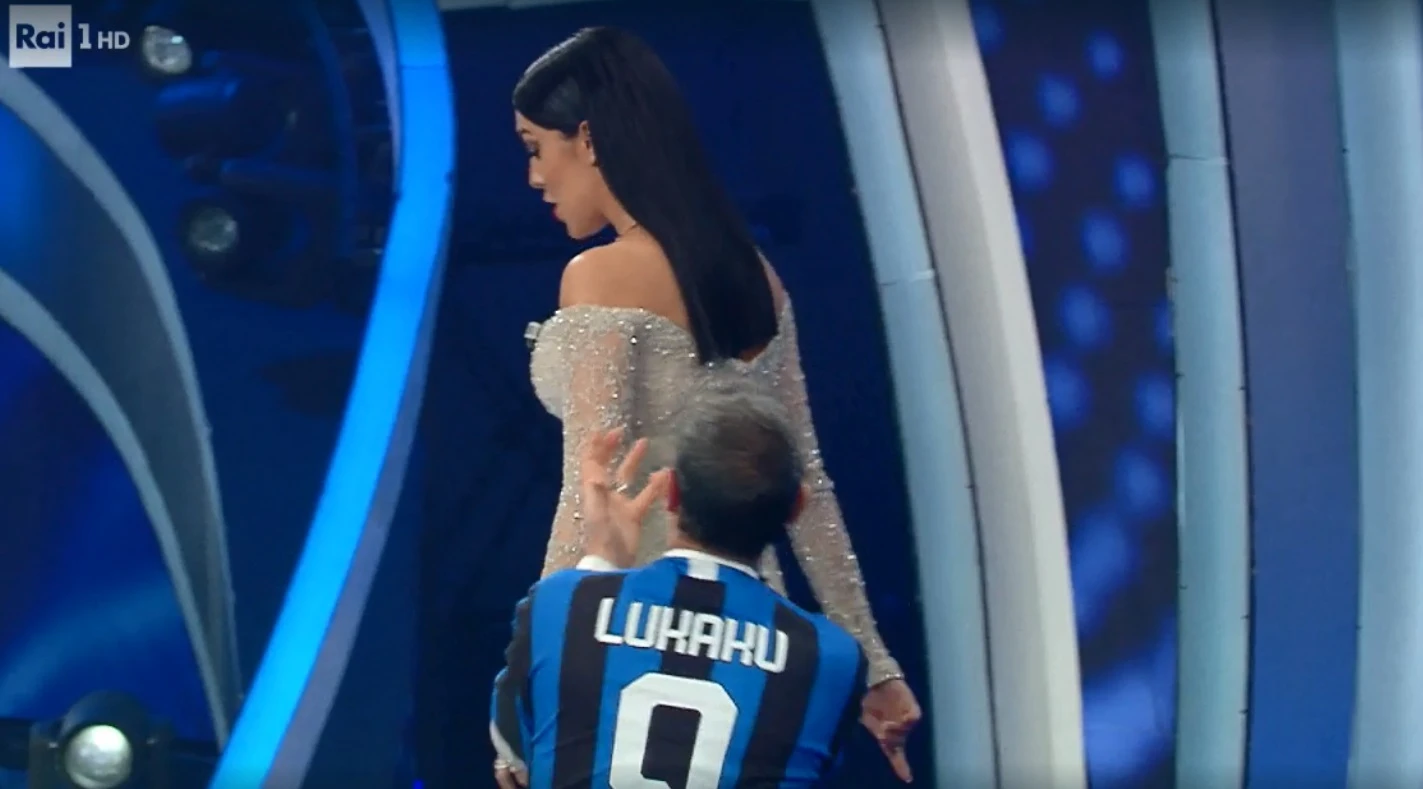 Sanremo 2020, la scollatura di Georgina Rodriguez e Amadeus in ginocchio: lo sketch fa calare il gelo