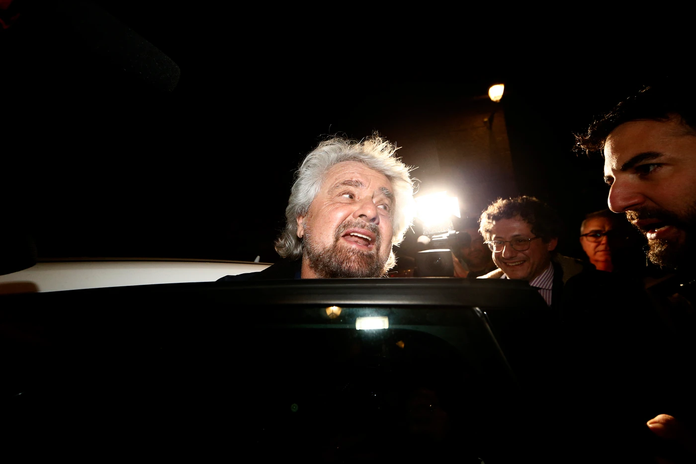 Beppe Grillo, lo schifo sul palco contro leghisti e Salvini: "Farli diventare intelligenti, missione impossibile"