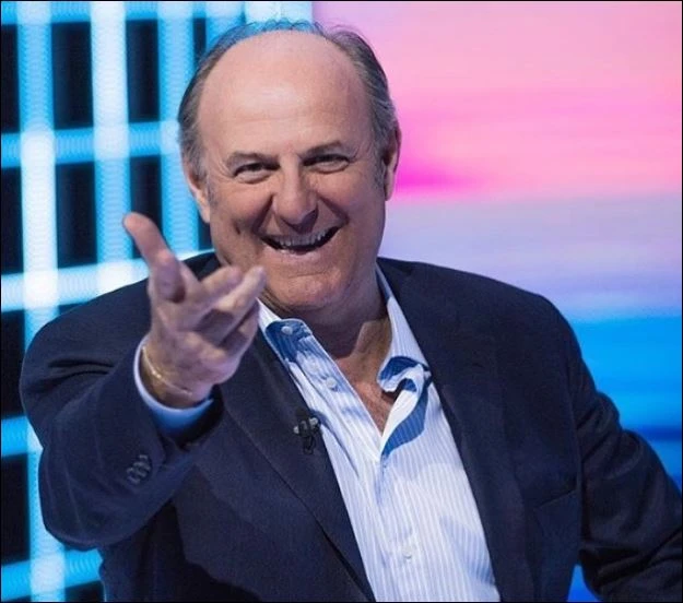 Gerry Scotti stregato dal giovane liutaio: quanti soldi gli regala
