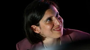 Elly Schlein, Alice nel Paese delle meraviglie: come mente sul Pd