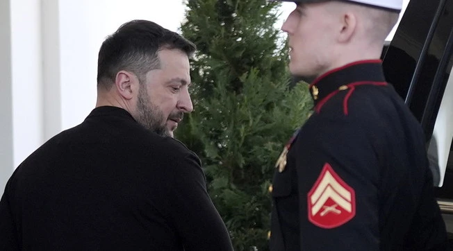 Trump e Zelensky, "ma come si è vestito". La rissa prima di entrare nello Studio Ovale