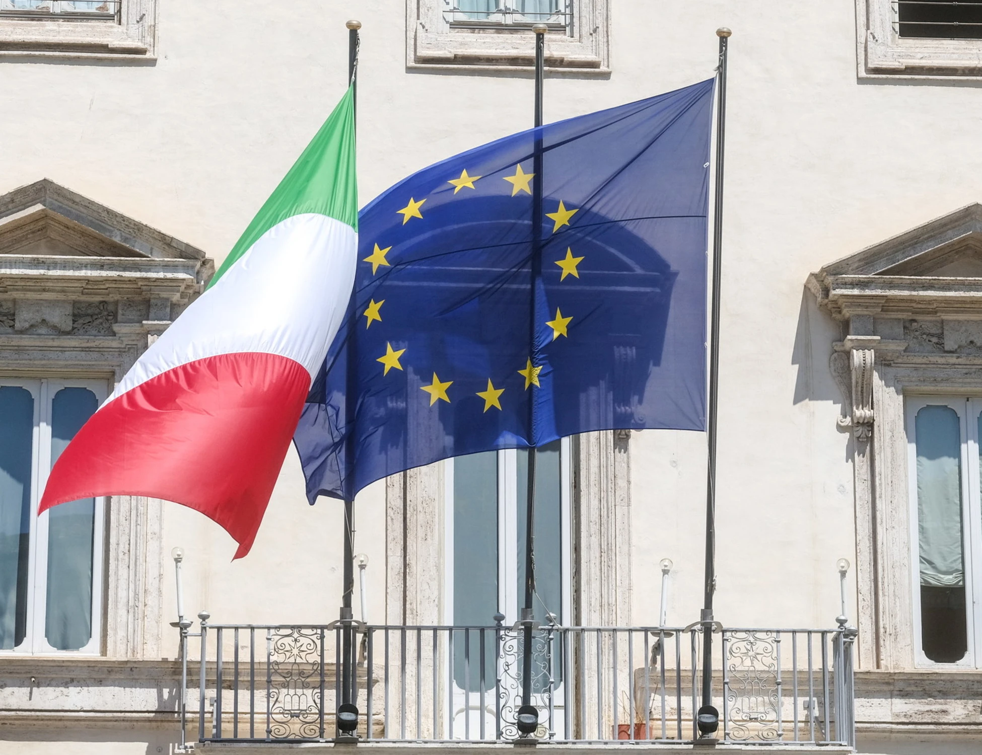 Palazzo Chigi, l'uomo che bruciava i segreti ha la leucemia: scattano le condanne