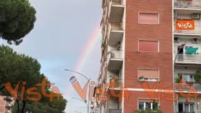 Un bellissimo arcobaleno prima singolo e poi doppio su via Prenestina, Roma dopo un breve acquazzone