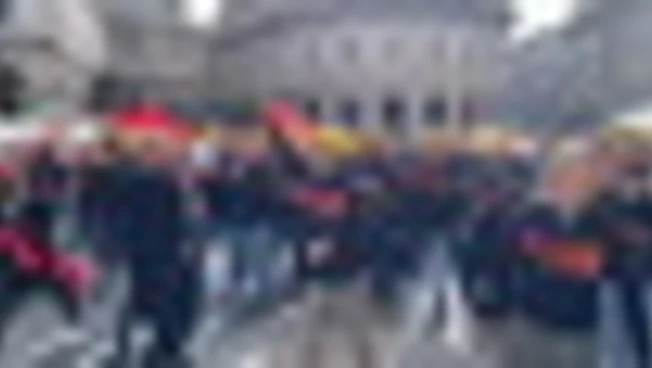 Ex Ilva, a Genova operai in corteo. Salis incontra i lavoratori