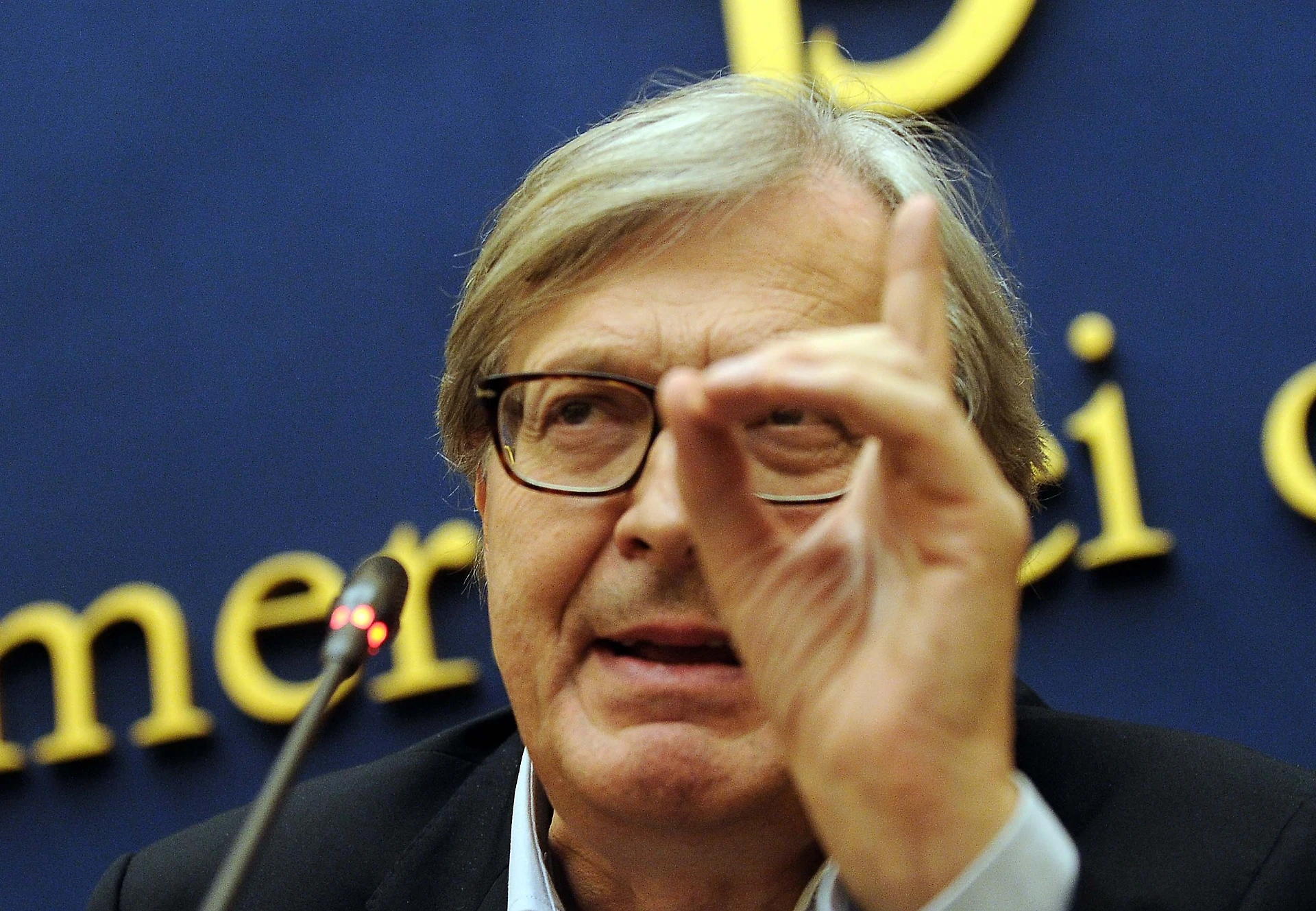 Il siluro di Sgarbi contro la Meloni. La frase: "Quel sospetto su di lei"