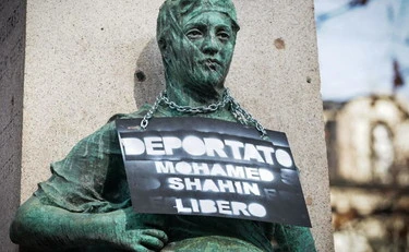 Torino, statue incatenate per l’imam