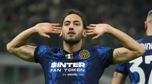 Hakan Calhanoglu, altro sfregio al Milan: "L'Inter ha vinto spesso i derby, ne ha sempre avuto di più"