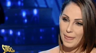 Striscia la Notizia, agguato ad Anna Tatangelo: "Fate molta attenzione al seno", immagini clamorose