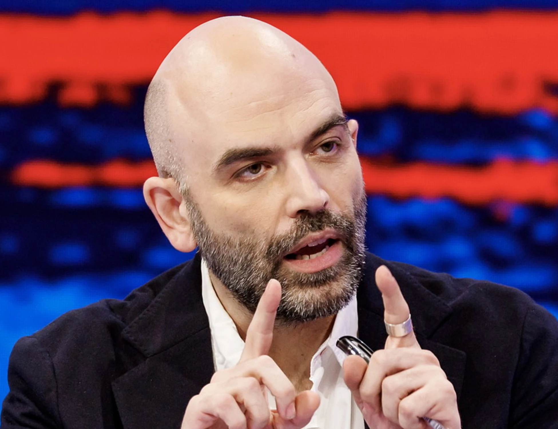 Roberto Saviano fa ancora il martire: "Proteggiti da mer*** e tribunali"