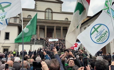 Bossi, i "funerali di popolo" a Pontida: orgoglio Salvini, applausi a Meloni. E Giorgetti placa i leghisti