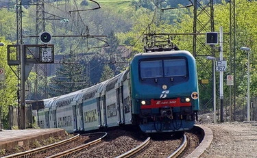 Tranciati i cavi sulla tirrenica, treni in tilt: "Non solo sabotaggio", una doppia (e inquietante) pista