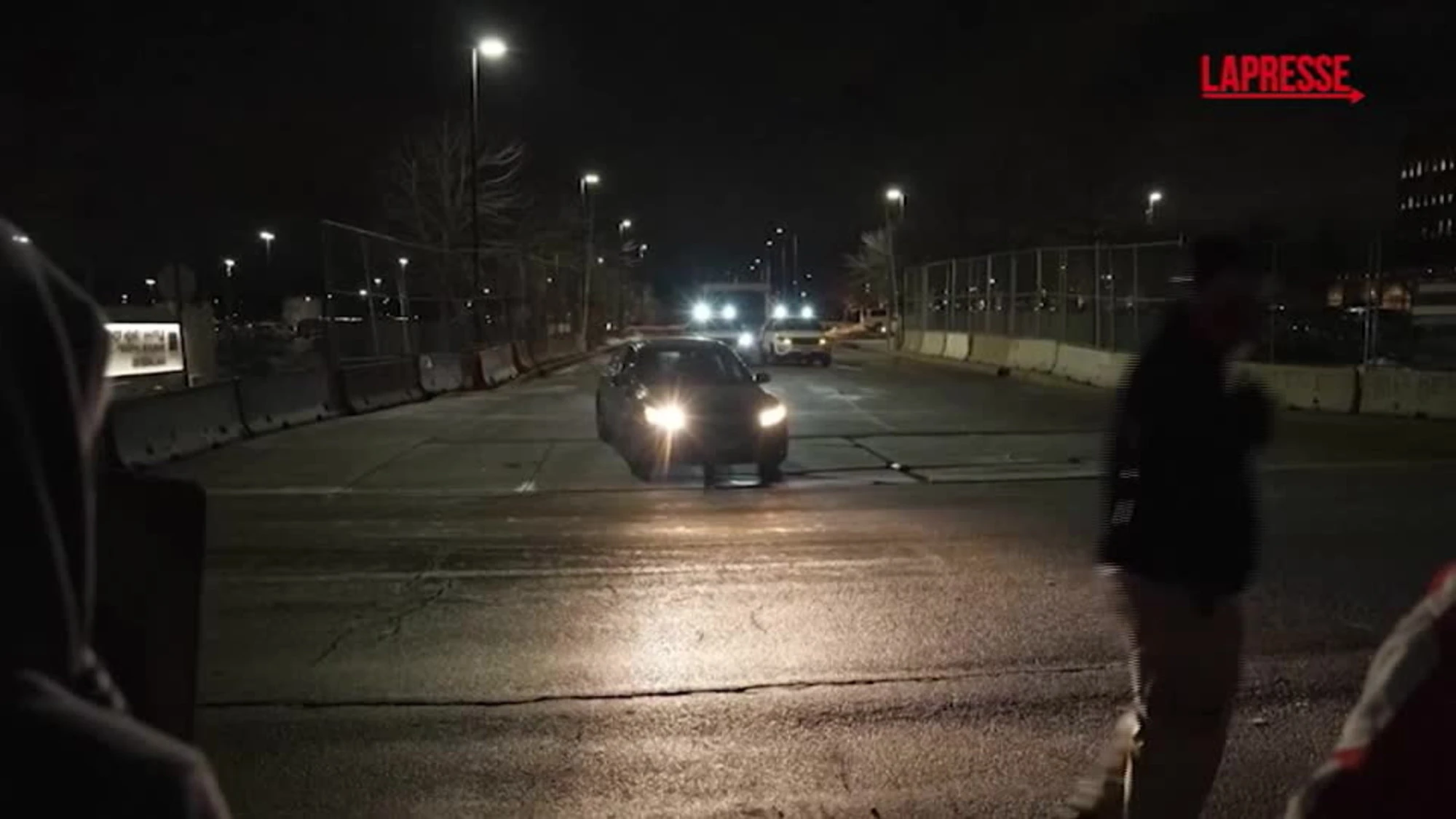 Minneapolis, agenti dell'Ice usano lacrimogeni e spray irritanti contro i dimostranti