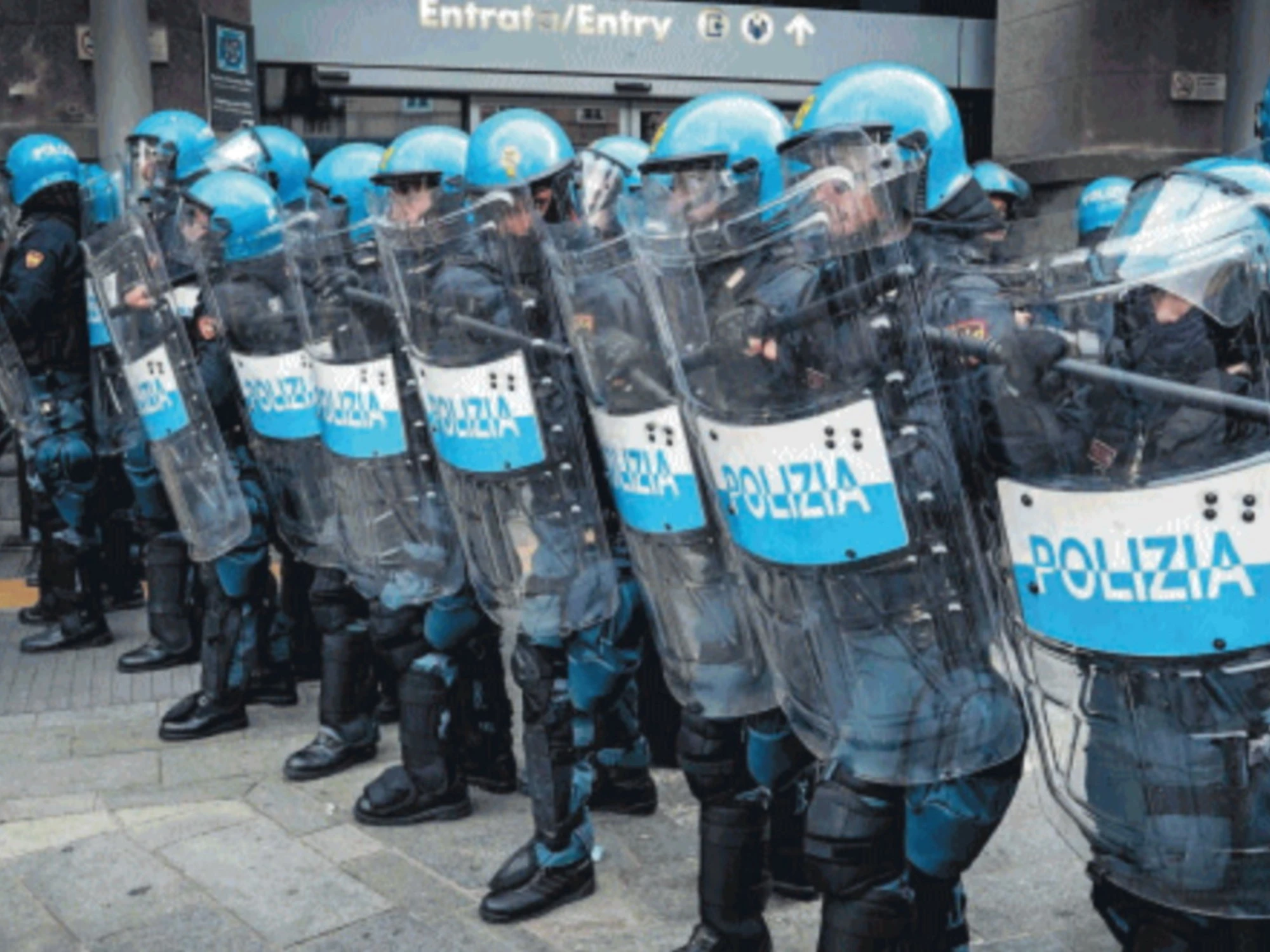 I poliziotti? "Fascisti, vanno disarmati": lo sfregio della sinistra alle divise