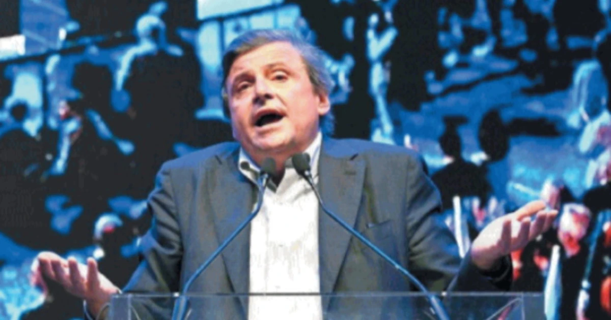 Carlo Calenda tuona contro Emiliano? Ma è lui che lo tiene a galla