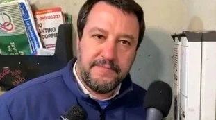 Matteo Salvini, "scusi lei spaccia?". Un anno dopo, due indagati per spaccio nella casa di Bologna