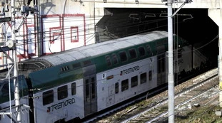 Doppio stupro sul treno e in stazione nel Varesotto, arrestati i due balordi: ecco chi sono
