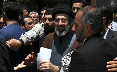 Khamenei, il figlio Mojtaba "è impotente": gli 007 mostrano il documento