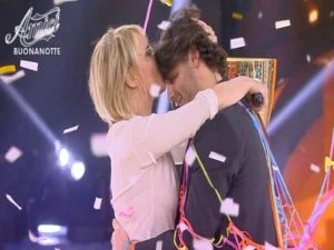 Amici. Alberto Urso e un trionfo inimmaginabile. Con Maria De Filippi non è ancora finita: gesto commovente