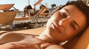 Arisa, in bikini, la foto "scandalosa". Primo piano ginecologico, lo slip è trasparente