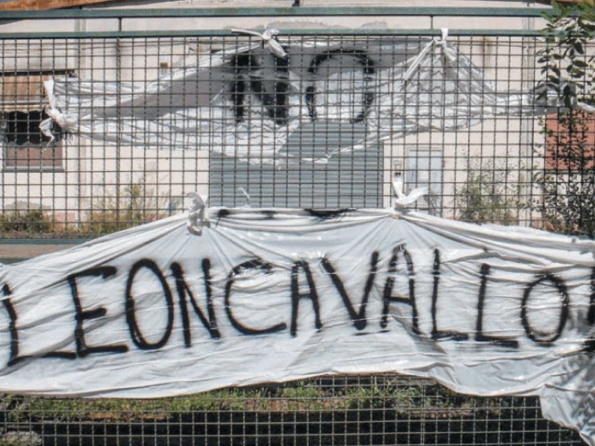 Leoncavallo, Sala trova una nuova casa ma in migliaia sono senza per i cantieri bloccati