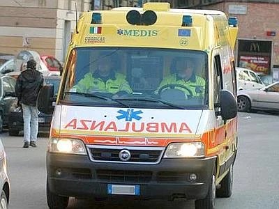 Roma, alla guida ubriaco e senza patente travolge moto e auto: un morto