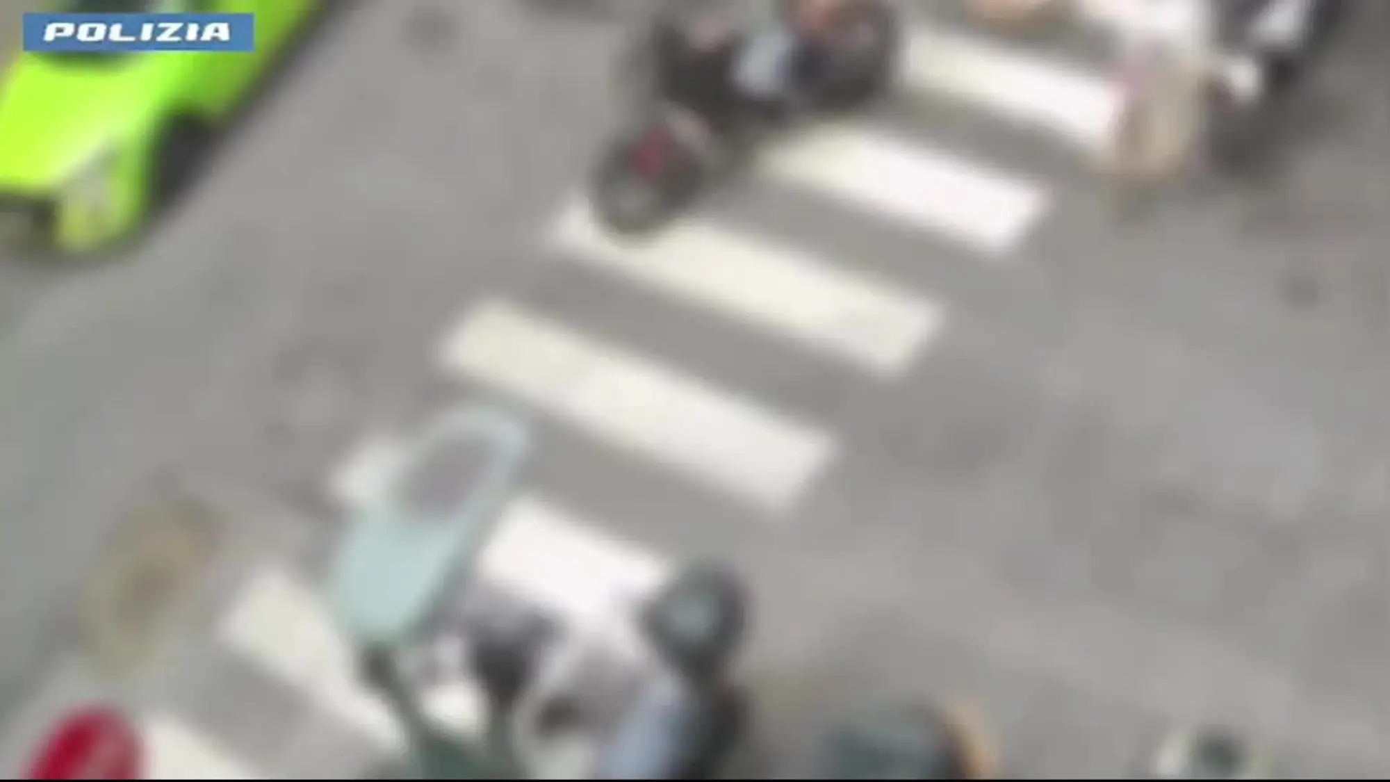 Roma, orrore puro: scippatori in moto trascinano anziana sull'asfalto