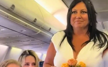 Tina e Roger si sposano sull'aereo. Ma in bagno... Grosso imbarazzo