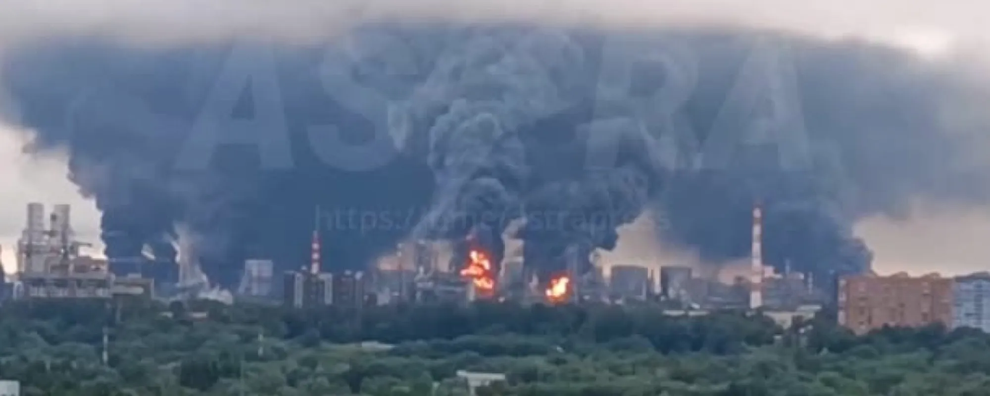 Mosca in fiamme, il più grande raid di sempre. Contrattacco di Putin, Zelensky pronto a tutto