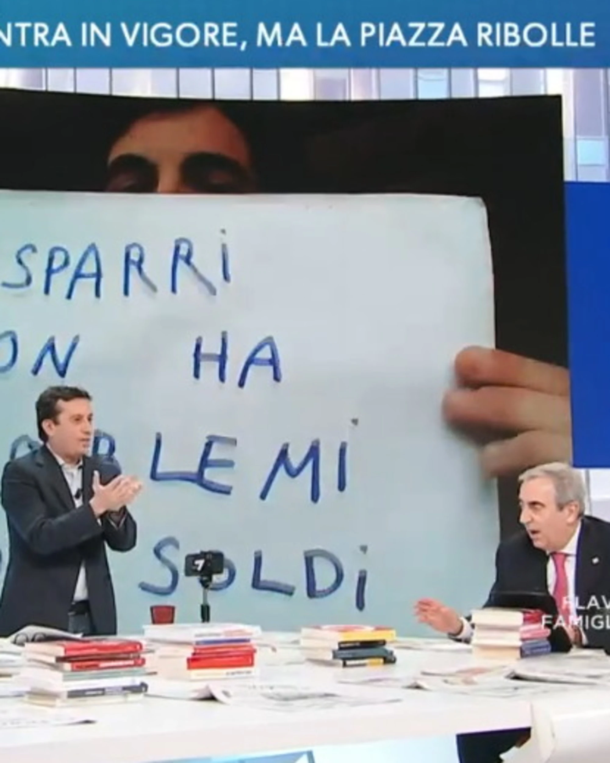 L'aria che tira, "perché gli date un microfono?": Gasparri smonta l'attivista green