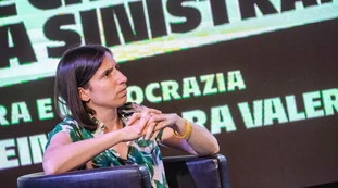 Schlein disperata: dove l'hanno beccata in cerca di applausi, la foto virale