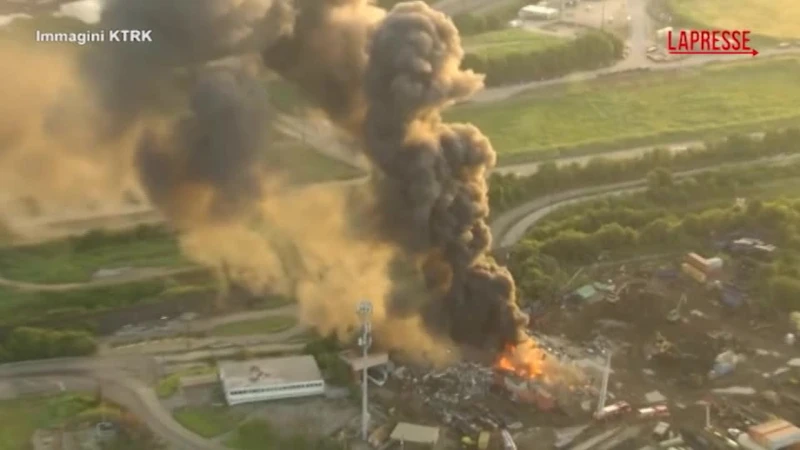 Houston, maxi incendio in un impianto di riciclaggio