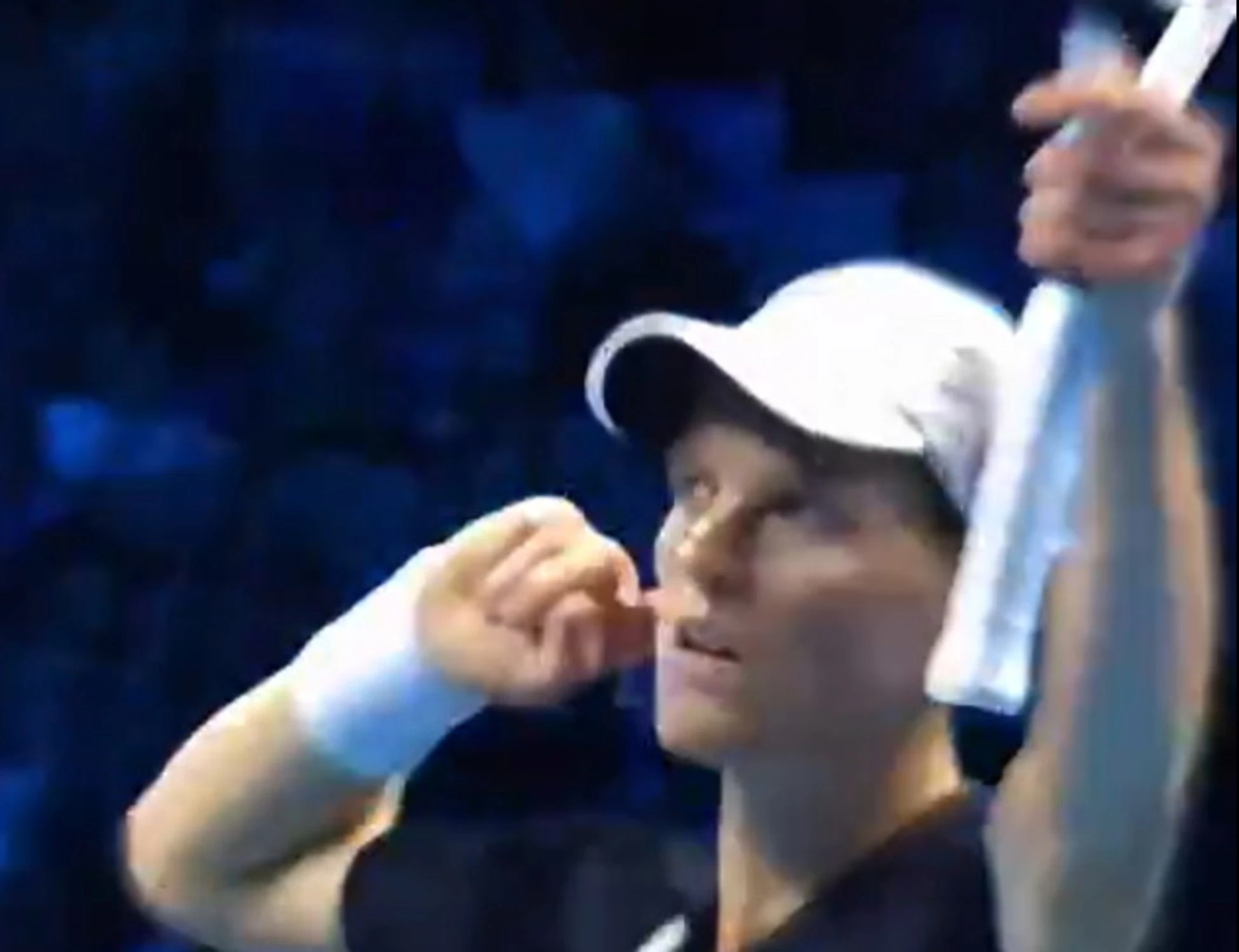 Jannik Sinner, la foto della mano fa il giro del mondo