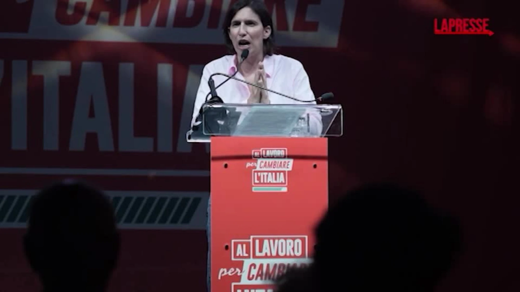 Schlein dal palco di Napoli: "Non faremo più il favore alle destre", come va a sbattere...