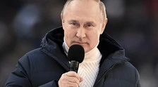 Vladimir Putin, polemica sulla giacca di lusso: "I russi litigavano per la spesa e lui si vestiva così"