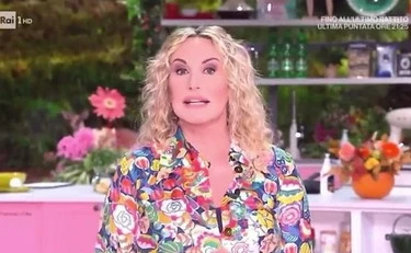 È sempre mezzogiorno, l''attacco in diretta di Antonella Clerici: "Gente cattiva, fatevi una vita"