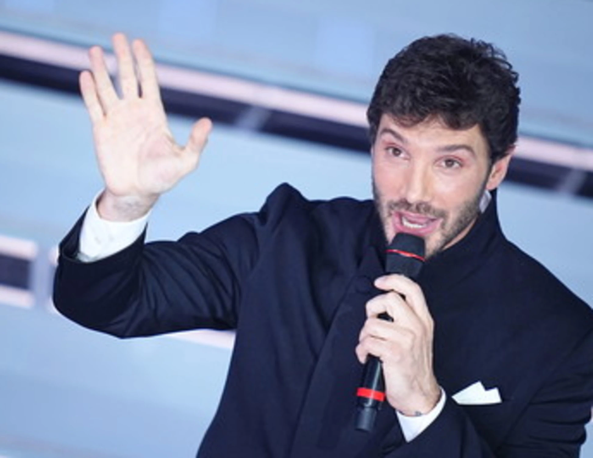 Stefano De Martino a Sanremo, "un'invasione": chi porta con sé