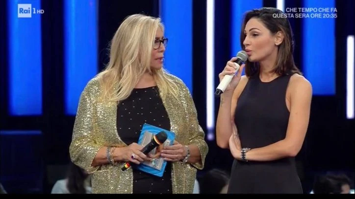 Domenica In, Anna Tatangelo massacra il giornalista: "Io trash?", rissa da Mara Venier