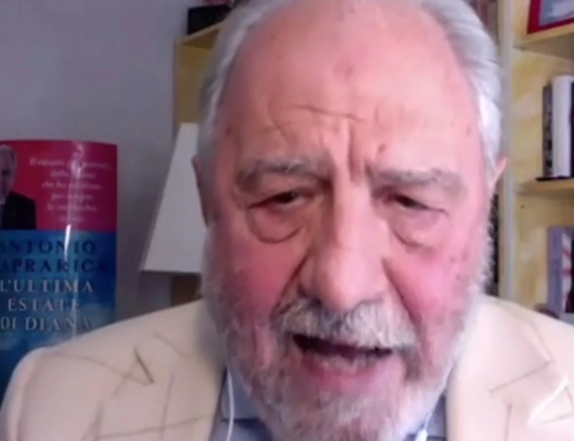 L'Aria Che Tira, Caprarica sbotta su Youssef Siher: "Non è un reato". Caos in studio