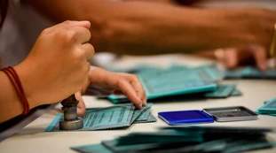 Procida, brogli elettorali al seggio: "Nascondevano le schede proprio lì", intervengono i carabinieri