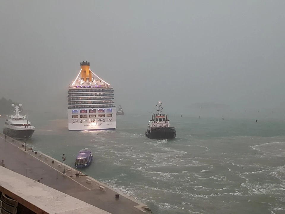 NAVE DA CROCIERA SBANDA A VENEZIA E RISCHIA INCIDENTE