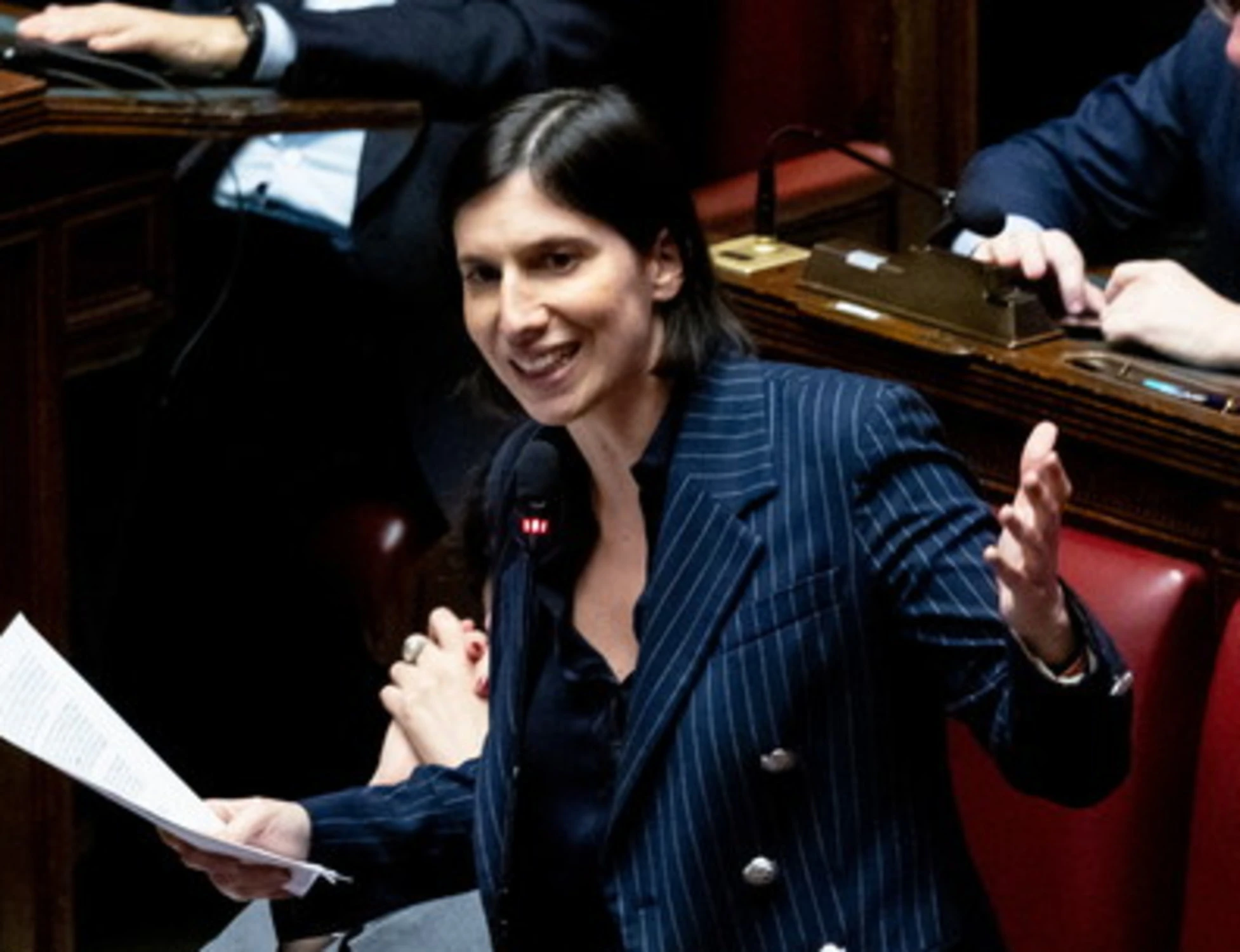 Giorgia Meloni bombarda la Schlein in aula: "E se può permetterselo lei.."