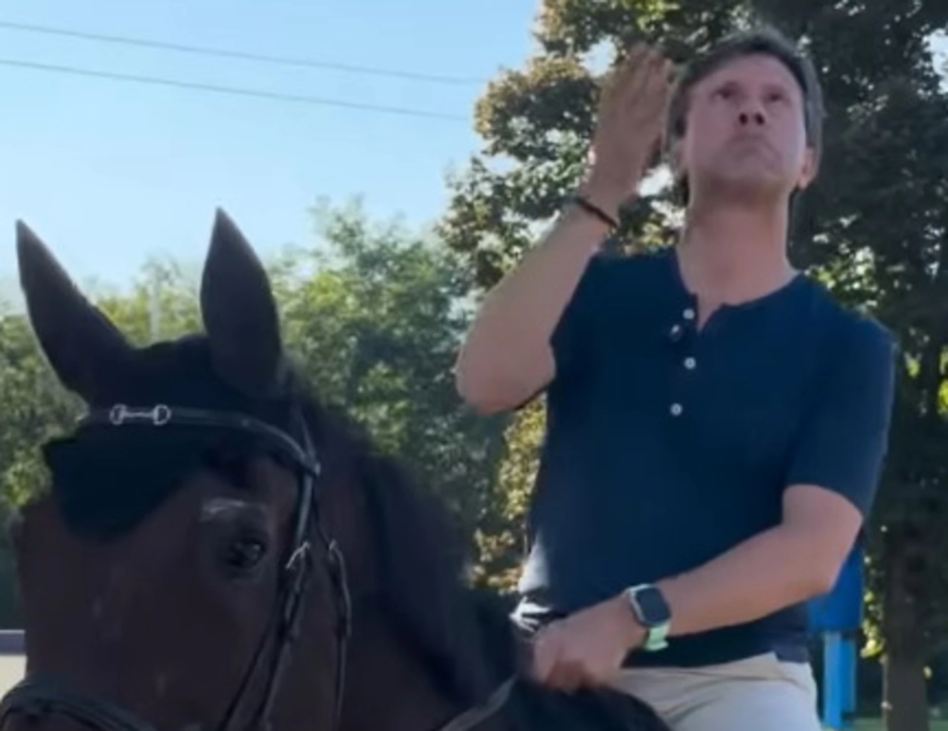 Dario Nardella, la buffonata a cavallo al distributore di benzina: travolto dalle critiche