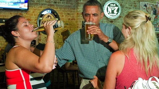 Obama combatte il caldo e le angosce elettorali con una birra gelata