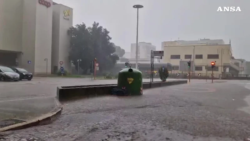 Maltempo a Perugia, disagi per gli automobilisti nelle vie allagate