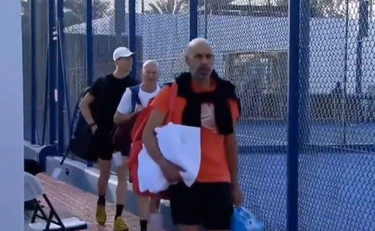 Jannik Sinner "cacciato" dal campo centrale: chi lo fa sloggiare