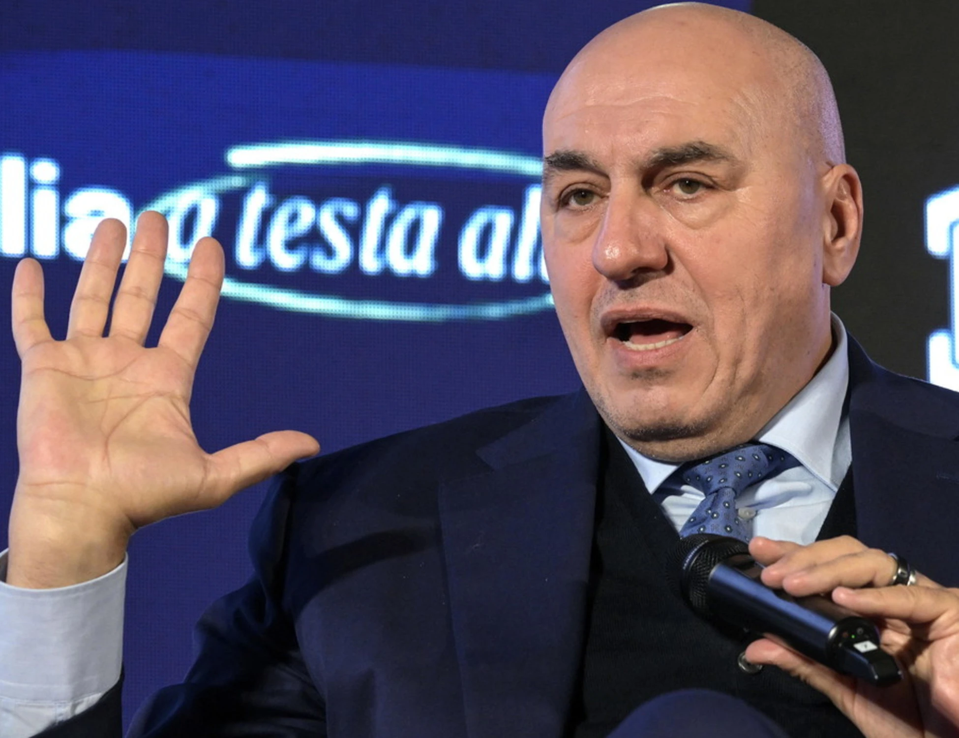 Crosetto, "sto tornando in Italia". Volo militare da Dubai, "ho pagato il triplo": uno schiaffo ai 5 Stelle