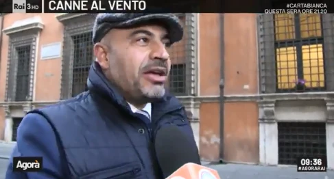 Gianluigi Paragone destituisce Luigi Di Maio: "Capo politico del M5s? Solo nel biglietto da visita"