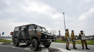 Bergamo, arriva l'esercito: il coronavirus miete vittime, sessanta bare portate via